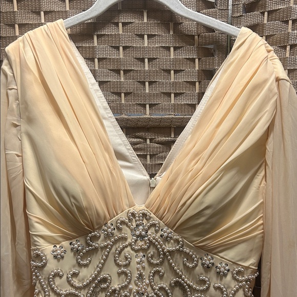 Elegant Cream Gown with Embellished Bodice - Picture 4 of 7
